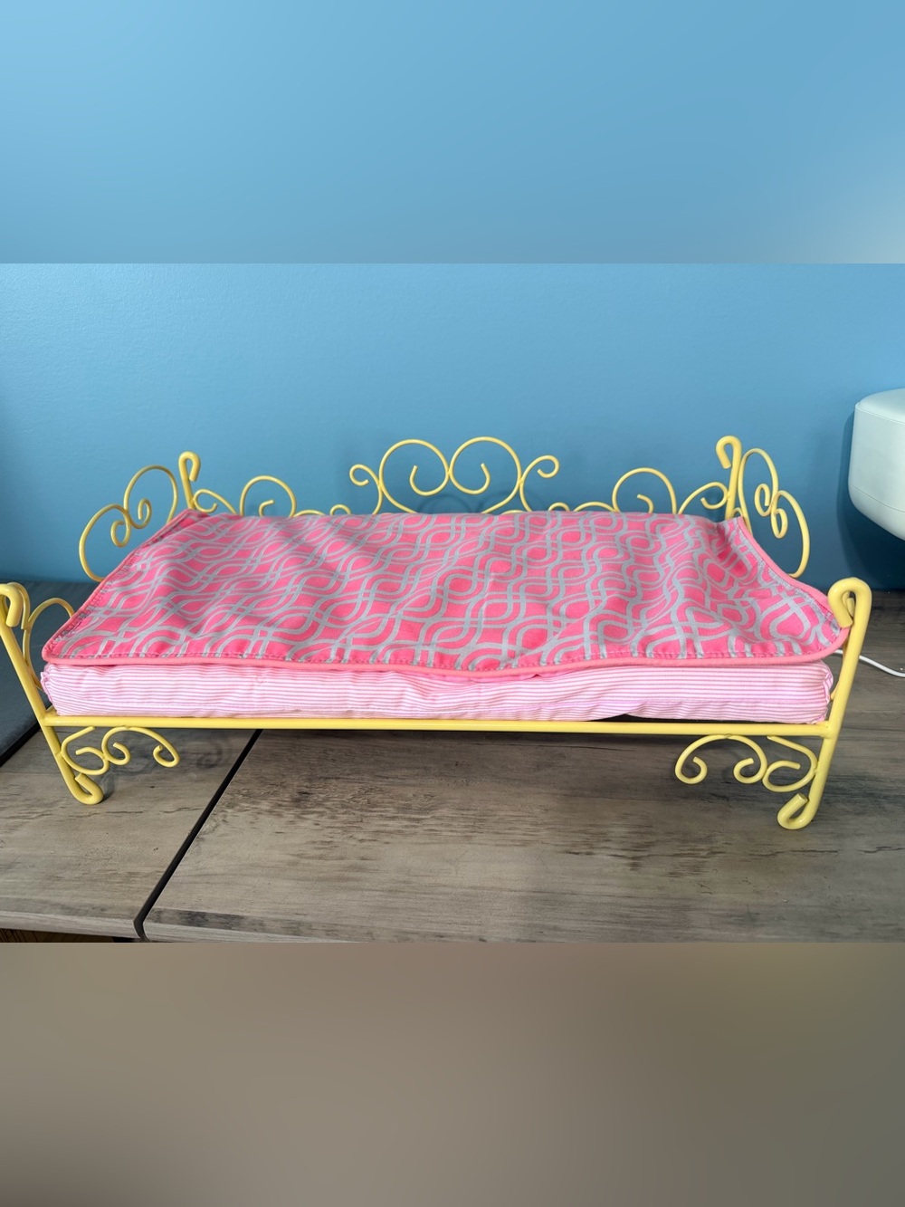 Our Generation Scrollwork Bed